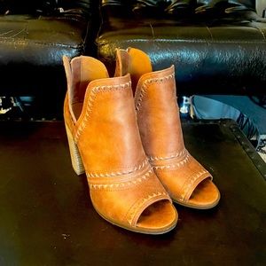 Super cute nude report booties sz6